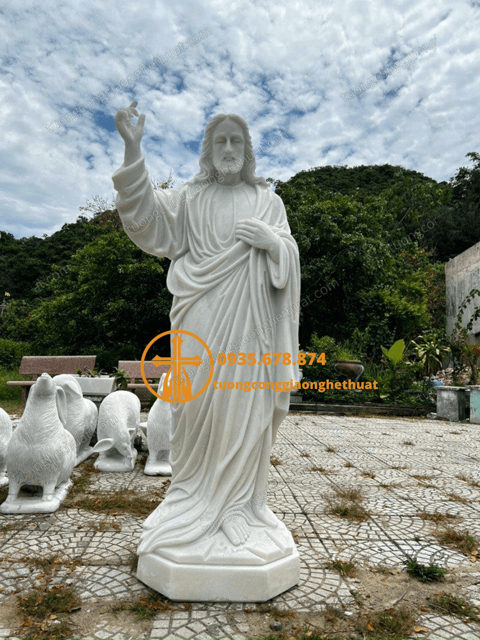 Tượng Chúa Giêsu Cứu Thế Bằng Đá Trắng Đẹp Tại Trà Vinh