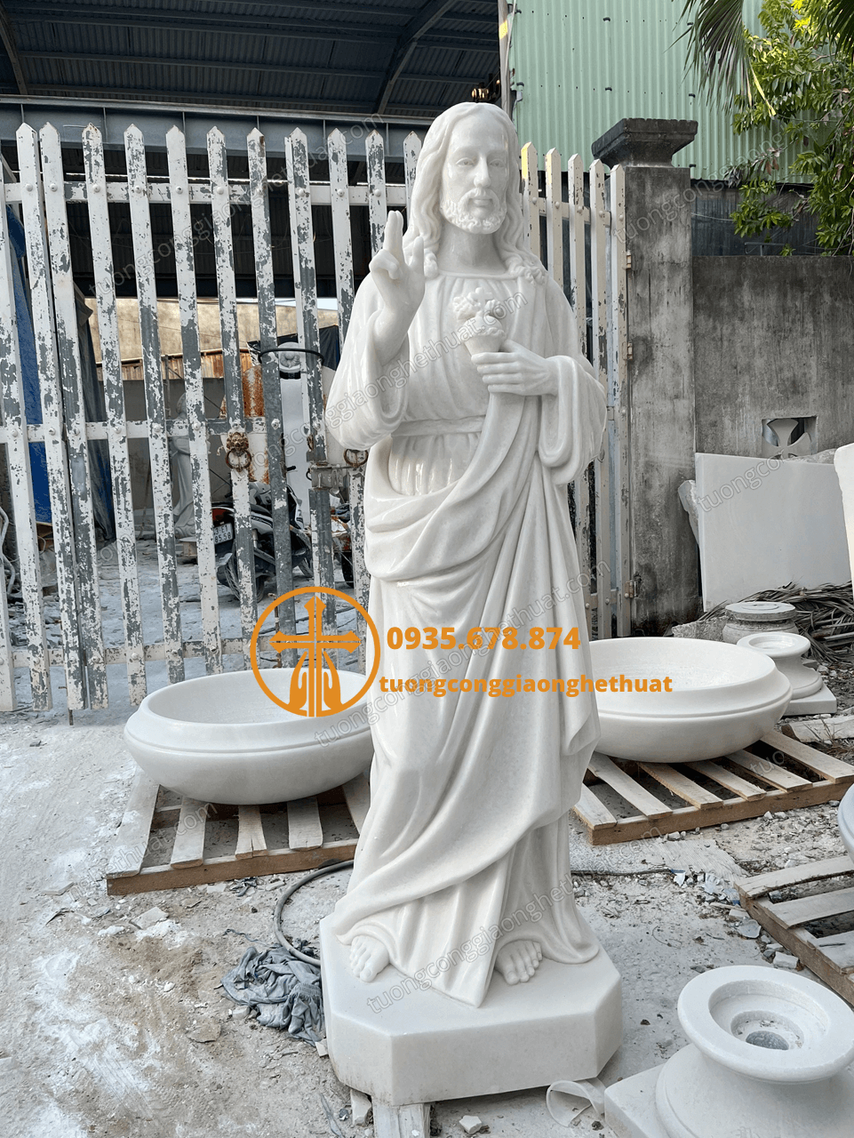 Tượng Chúa Giêsu Cứu Thế Bằng Đá Trắng Cao 1,5 Mét
