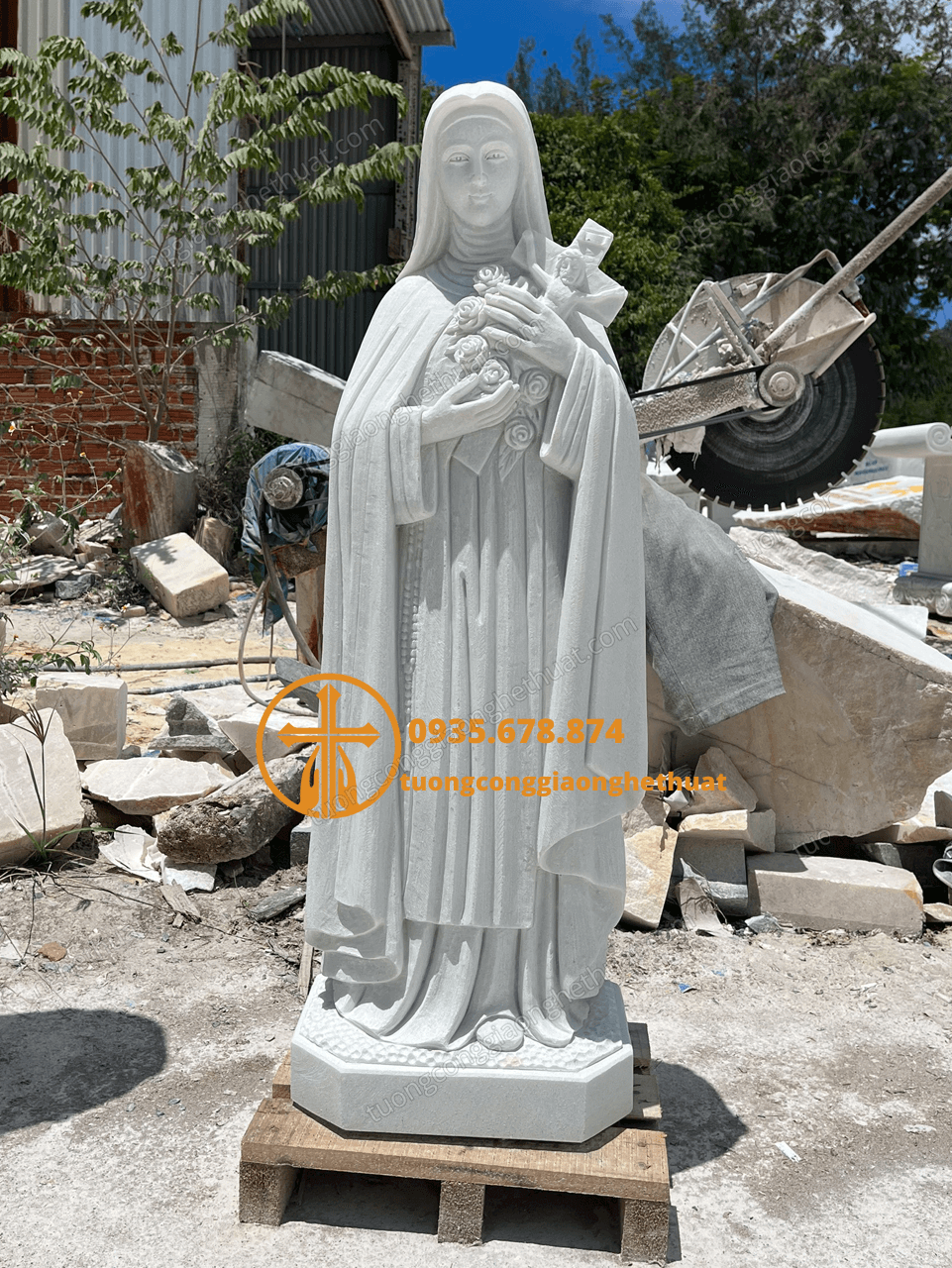 Tượng Bà thánh Têrêsa Bằng Đá Trắng Tại Cần Thơ