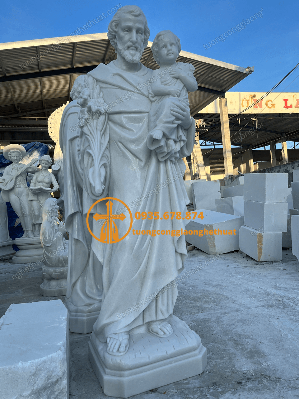 Tượng Thánh Giuse Bế Chúa Bằng Đá Trắng Tại Hải Dương