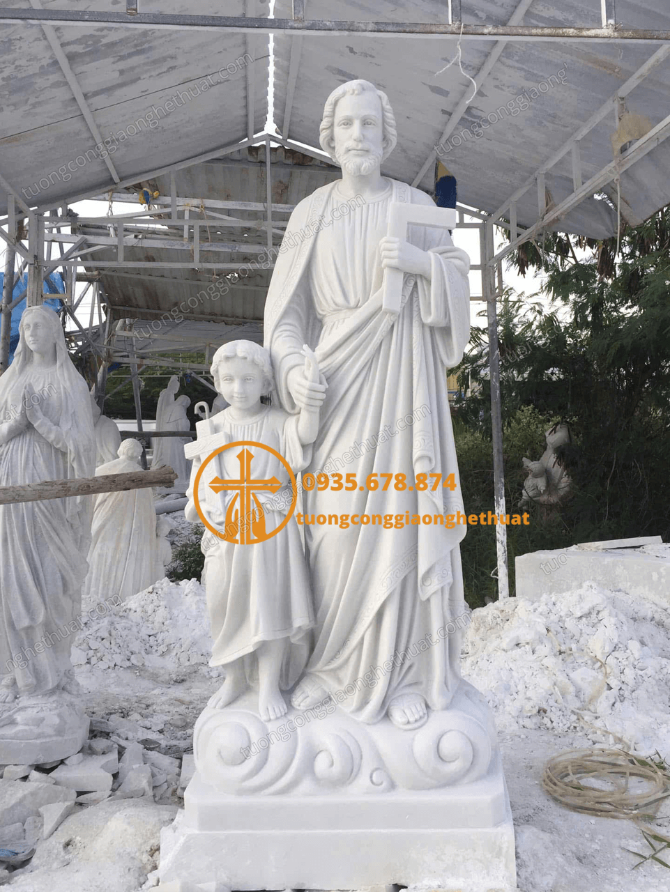 Tượng Thánh Giuse Dắt Chúa Bằng Đá Trắng Tại Nam Định