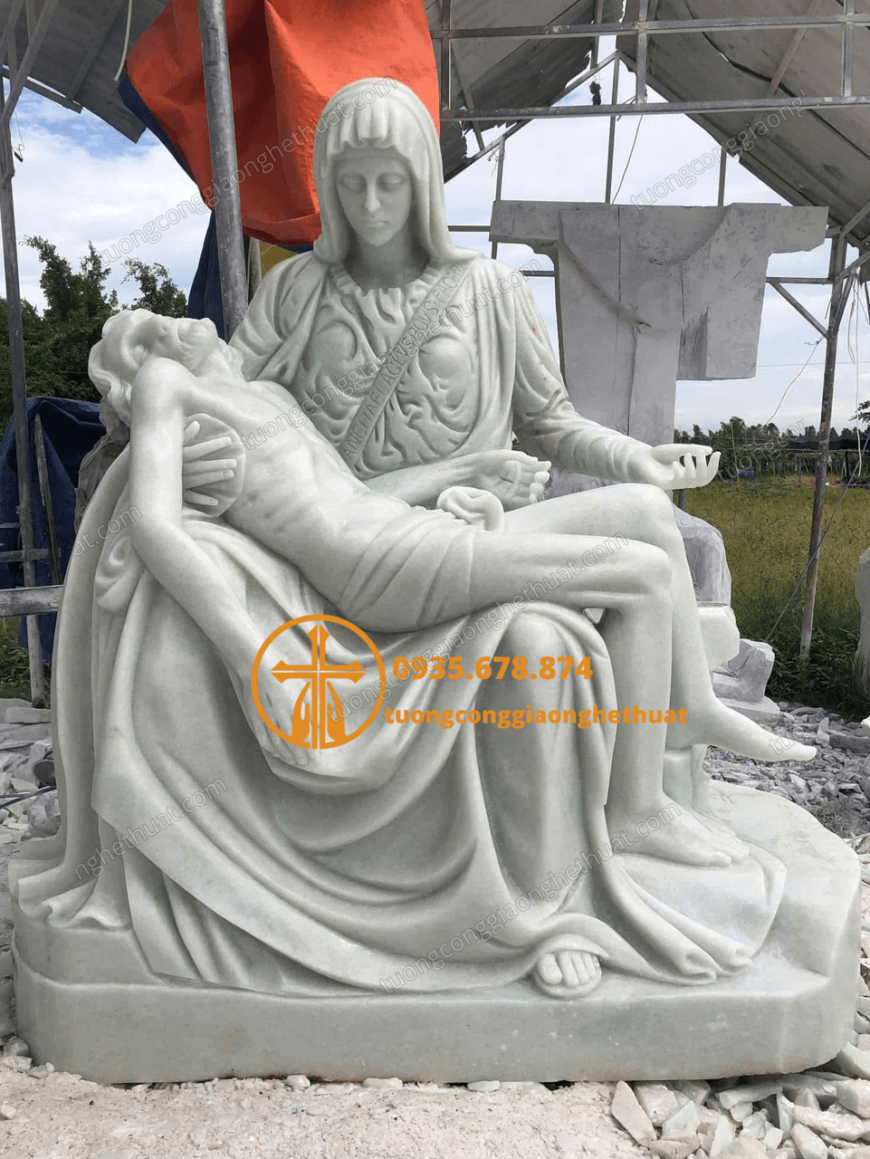 Tượng Đức Mẹ Bồng Chúa Bằng Đá Cẩm Thạch Tại Nha Trang