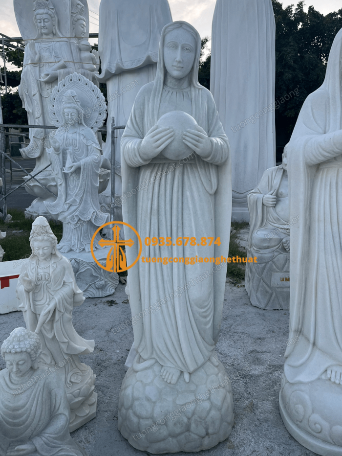 tuong duc me hoa binh bang da trang cao 1,5 met