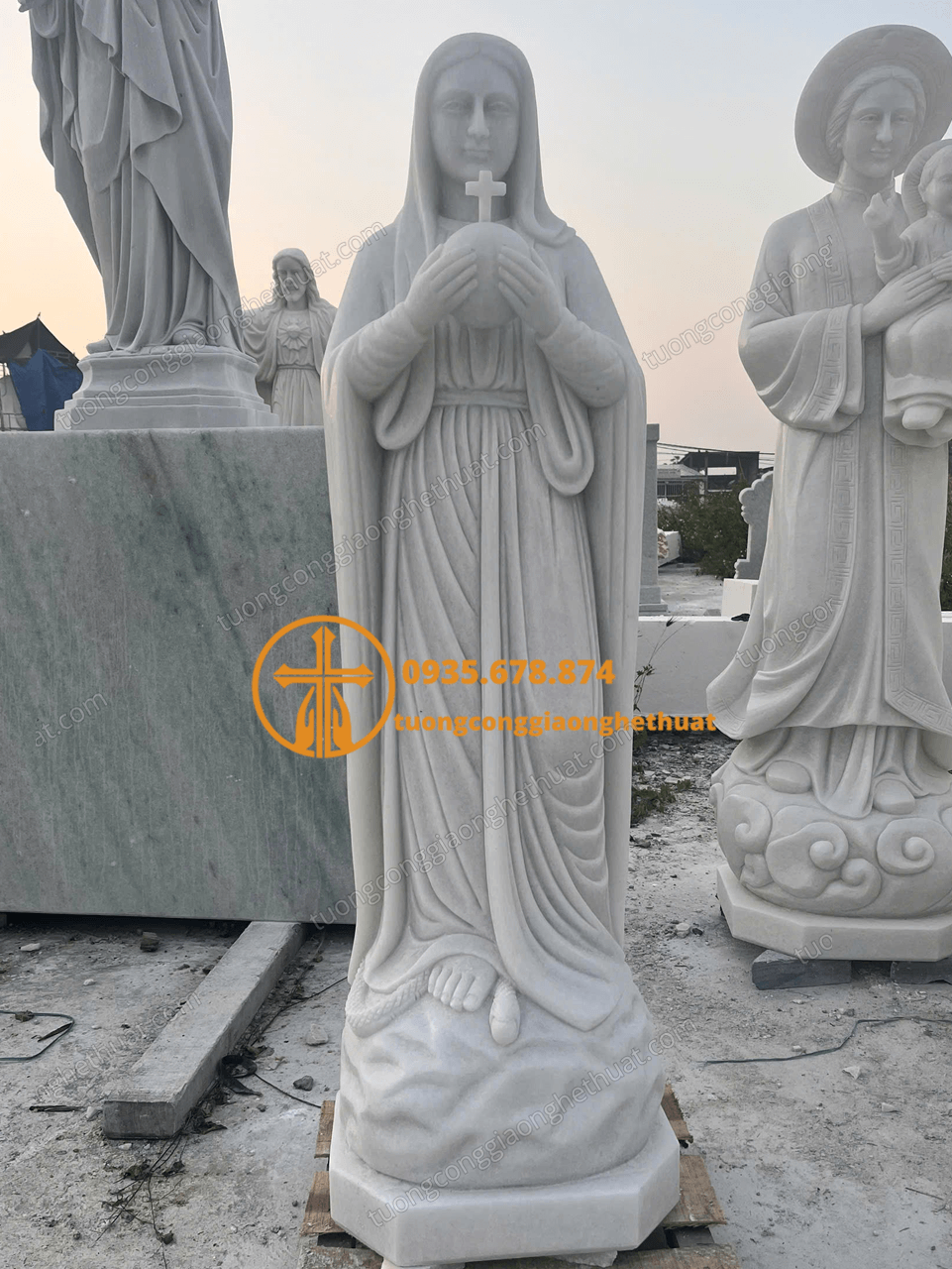 Tượng Đức Mẹ Hòa Bình Bằng Đá Trắng Nguyên Khối 1,8 Mét