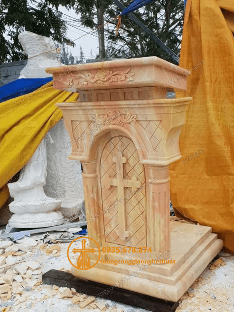 Bục Đọc Sách Thánh Bằng Đá Cẩm Thạch Vàng Nguyên Khối