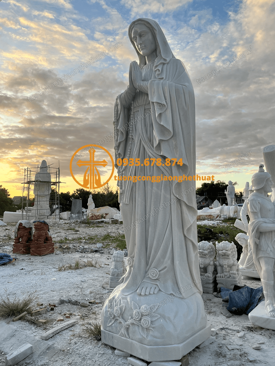 Tượng Đức Mẹ Mân Côi Bằng Đá Cẩm Thạch Xám Non Nước