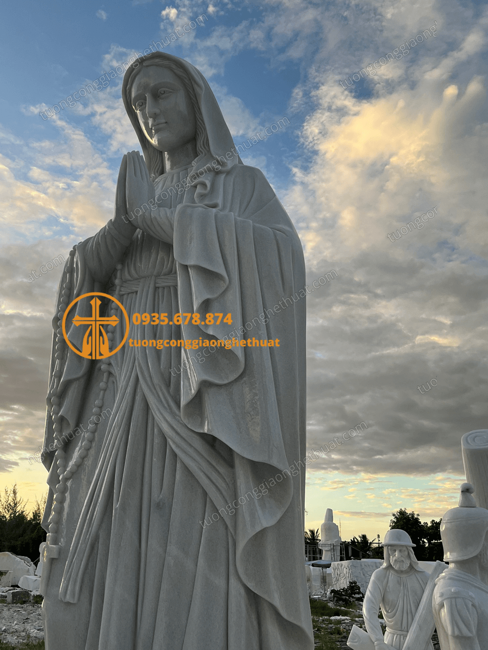 Tượng Đức Mẹ Mân Côi Bằng Đá Cẩm Thạch Xám Non Nước
