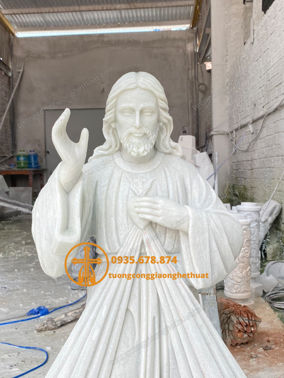 Tượng Chúa Thương Xót Bằng Đá Trắng Đẹp Tại Đồng Nai