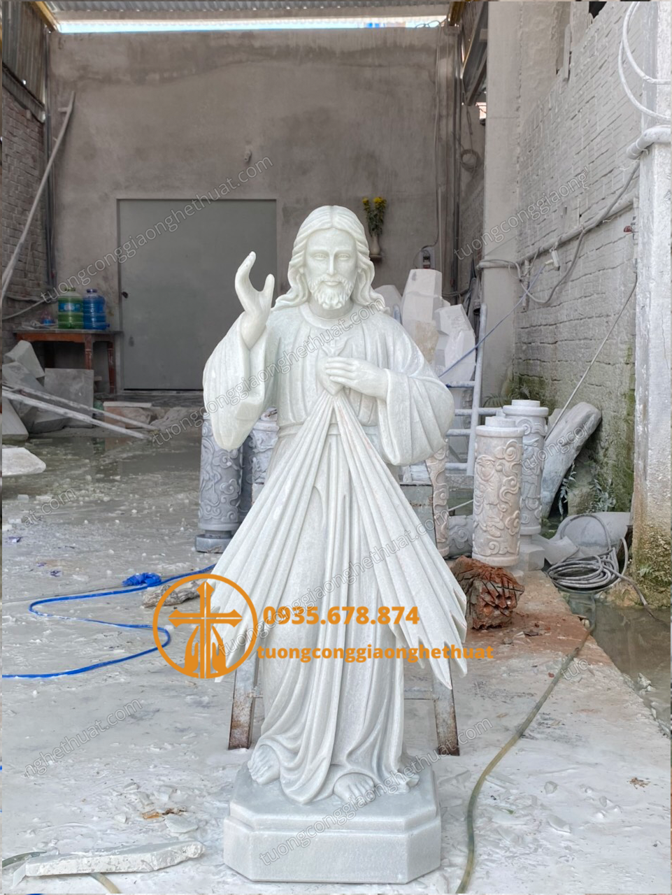 Tượng Chúa Thương Xót Bằng Đá Trắng Đẹp Tại Đồng Nai