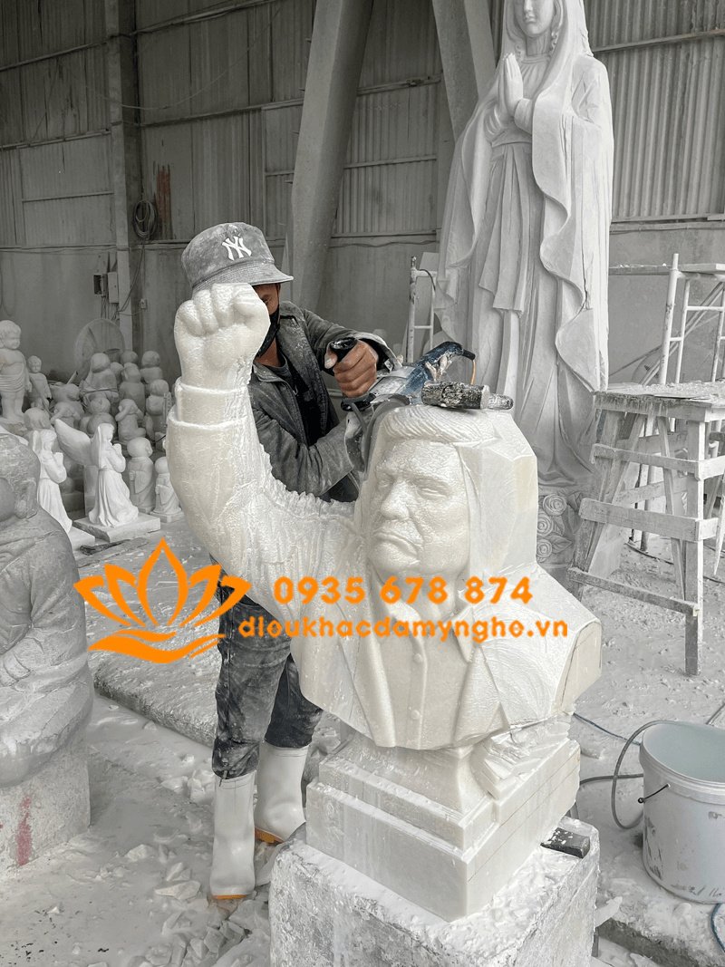 dieu khac chi tiet khuon mat trang phuc